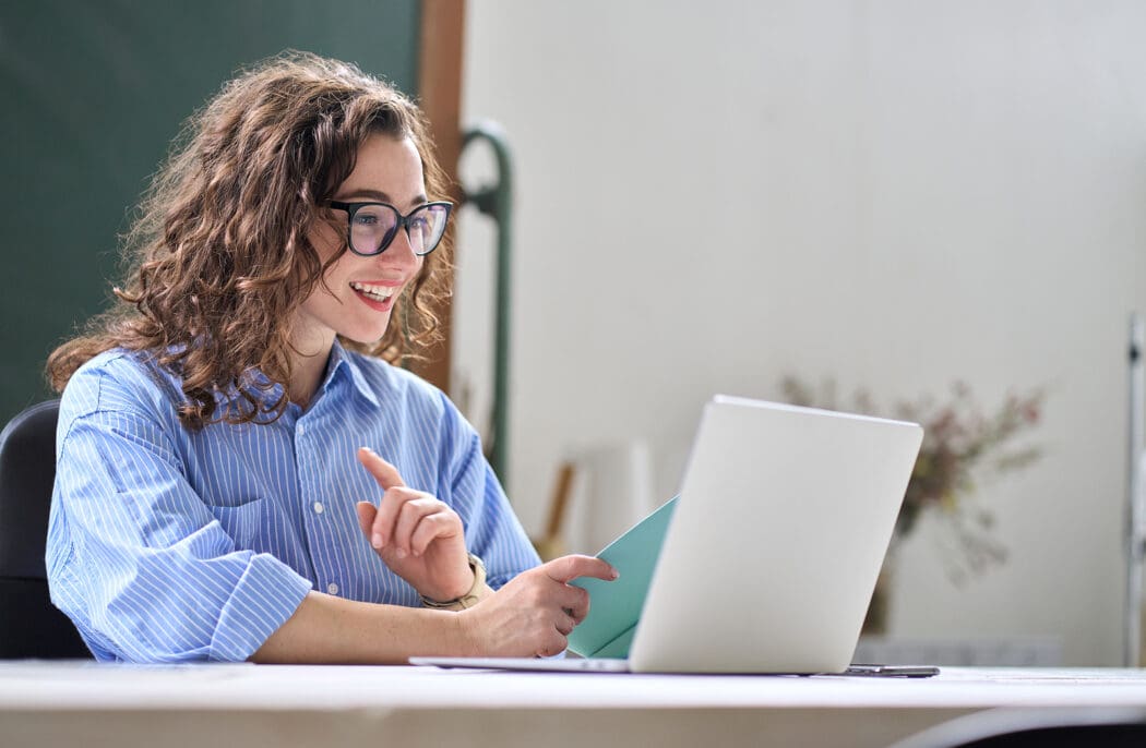 Young Business Woman Hr Manager Coach Looking At Laptop Talking